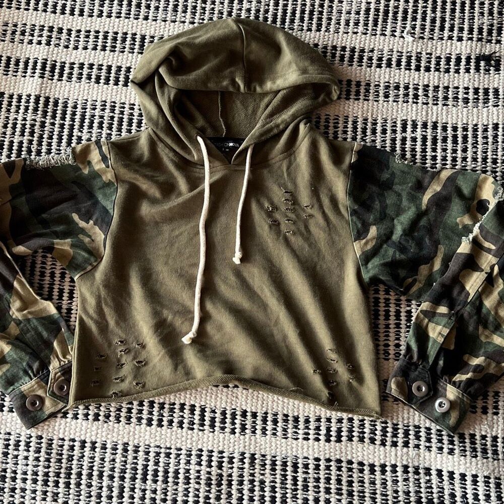 Fashion Nova Size XS Green Camo Pullover sweater